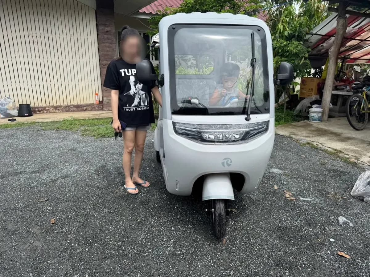 ส่งมอบรถสามล้อไฟฟ้าสีขาวให้ลูกค้า