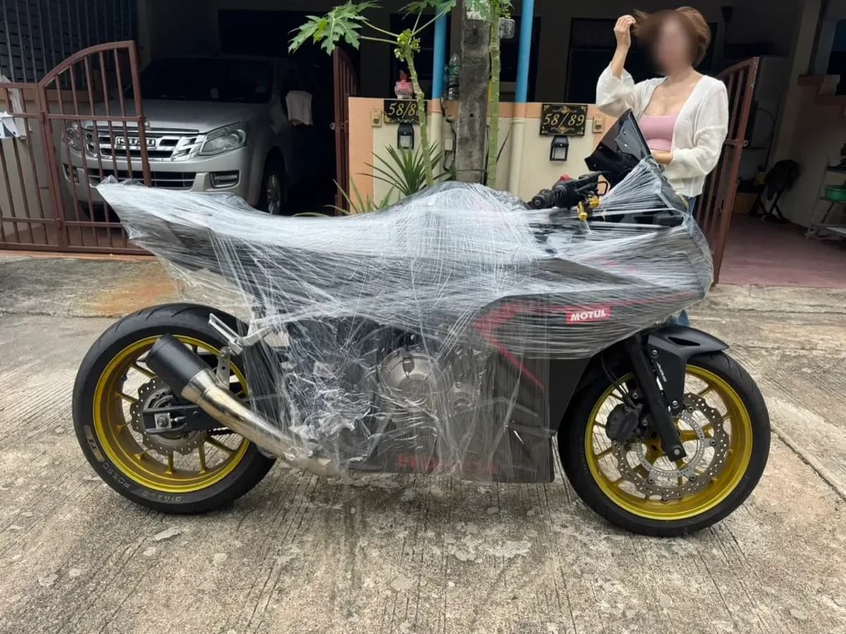 รถสปอร์ตล้อทองห่อฟิล์มรอบคันก่อนขนส่ง