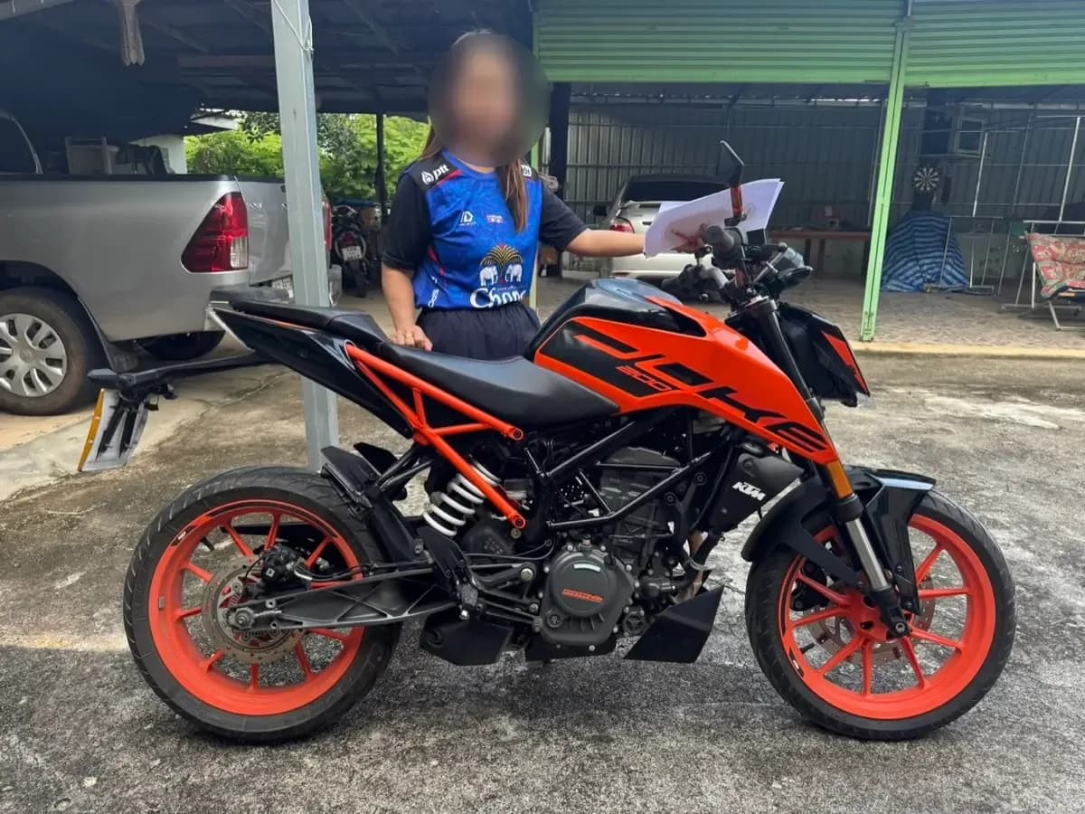 ส่งมอบ KTM Duke สีส้มดำพร้อมเอกสารให้ลูกค้า