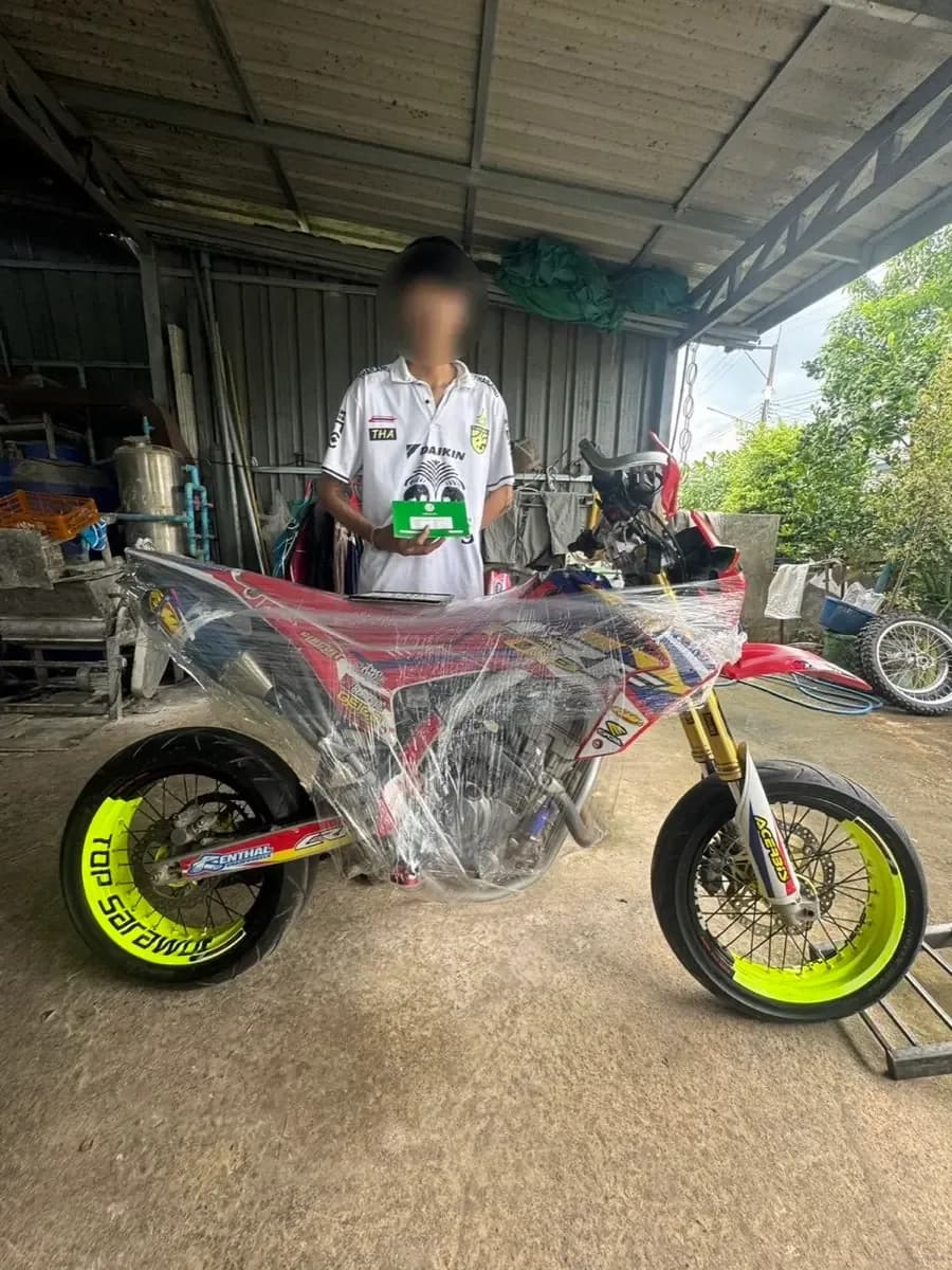 รถซูเปอร์โมโตล้อเหลืองห่อฟิล์ม พร้อมเจ้าของ