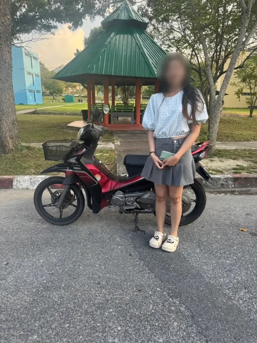 ส่งมอบรถมอเตอร์ไซค์สีแดงดำให้ลูกค้า