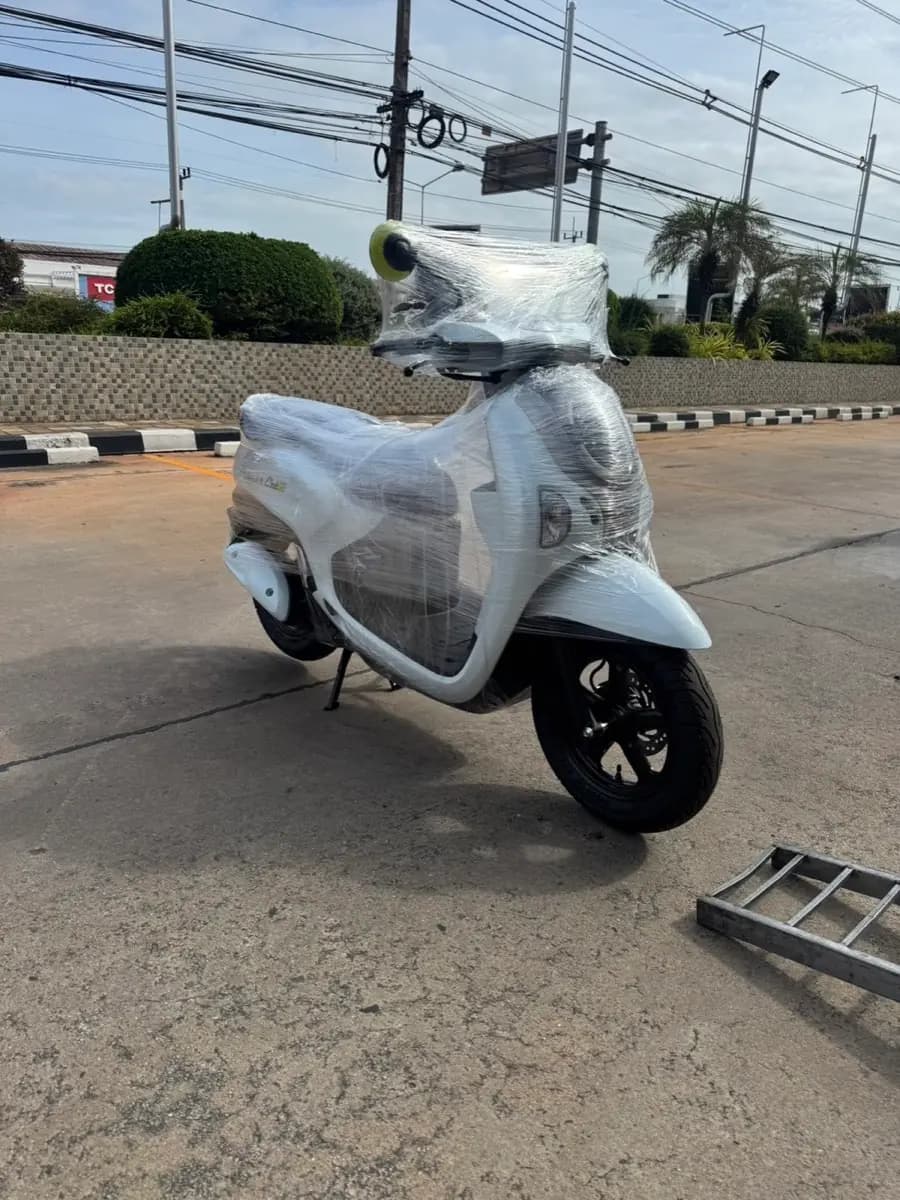 สกู๊ตเตอร์สีขาวห่อฟิล์มกันรอยก่อนขนส่ง