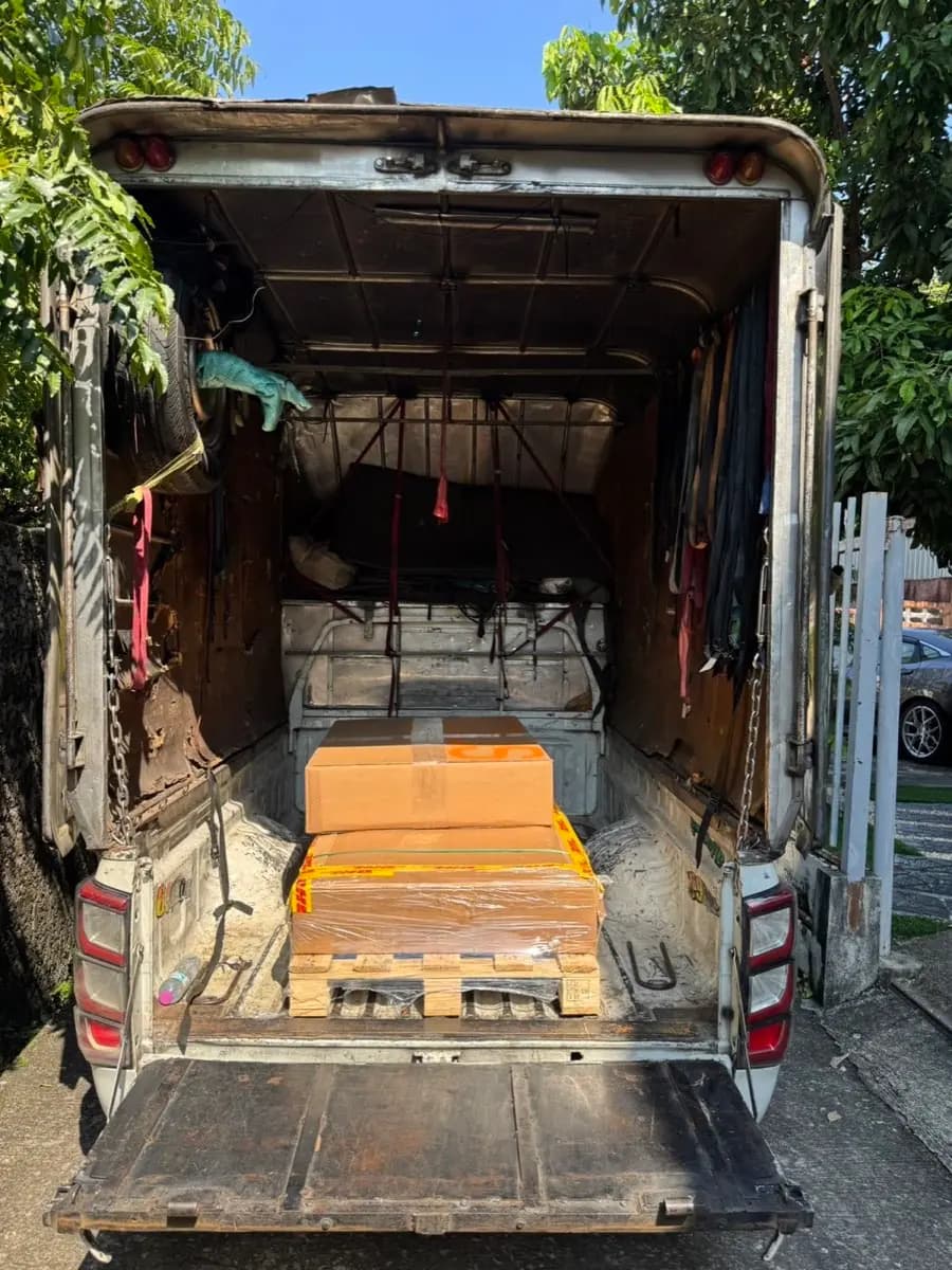 กล่องสินค้าวางบนพาเลทในกระบะตู้