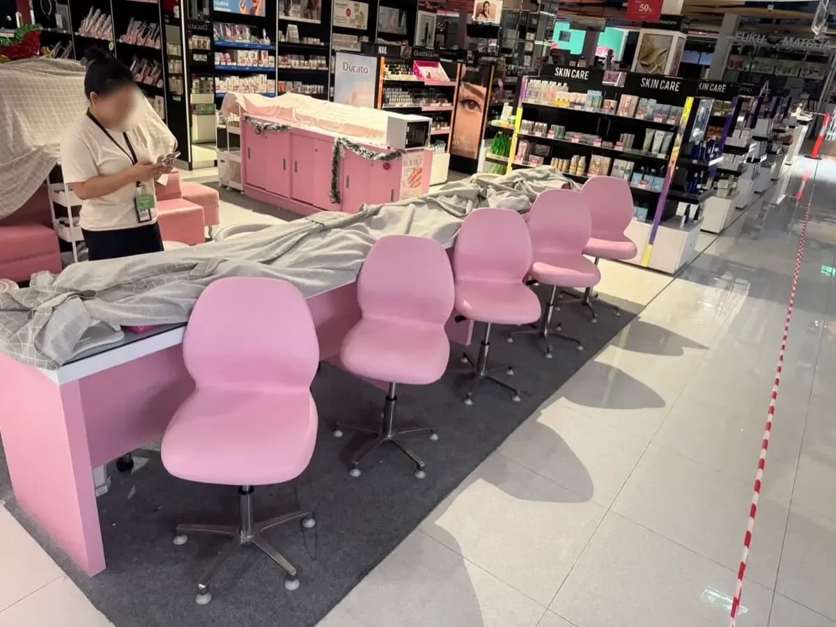 เก้าอี้สีชมพูจัดวางในร้านหลังส่งของ