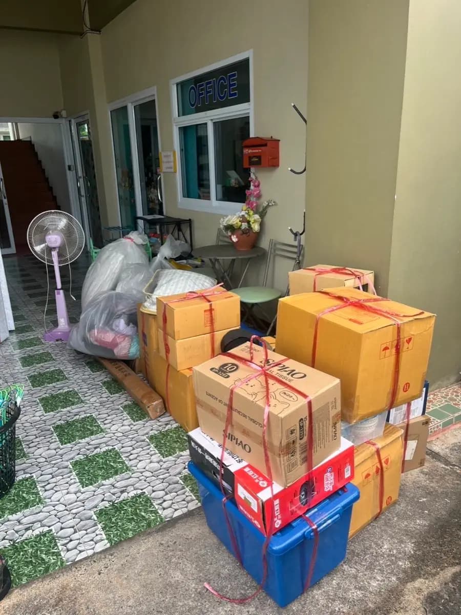 กล่องและของย้ายบ้านรอขนขึ้นรถ