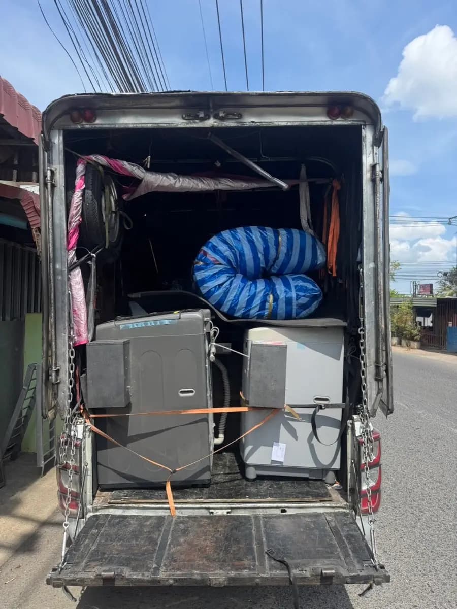 ตู้เย็นและของย้ายบ้านมัดยึดในกระบะตู้
