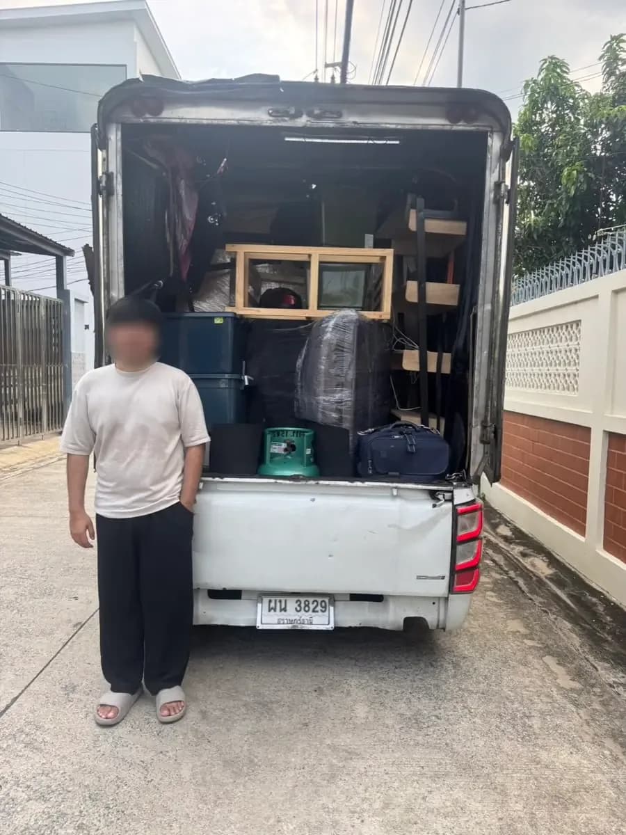 ลูกค้ากับกระบะตู้บรรทุกของย้ายบ้าน