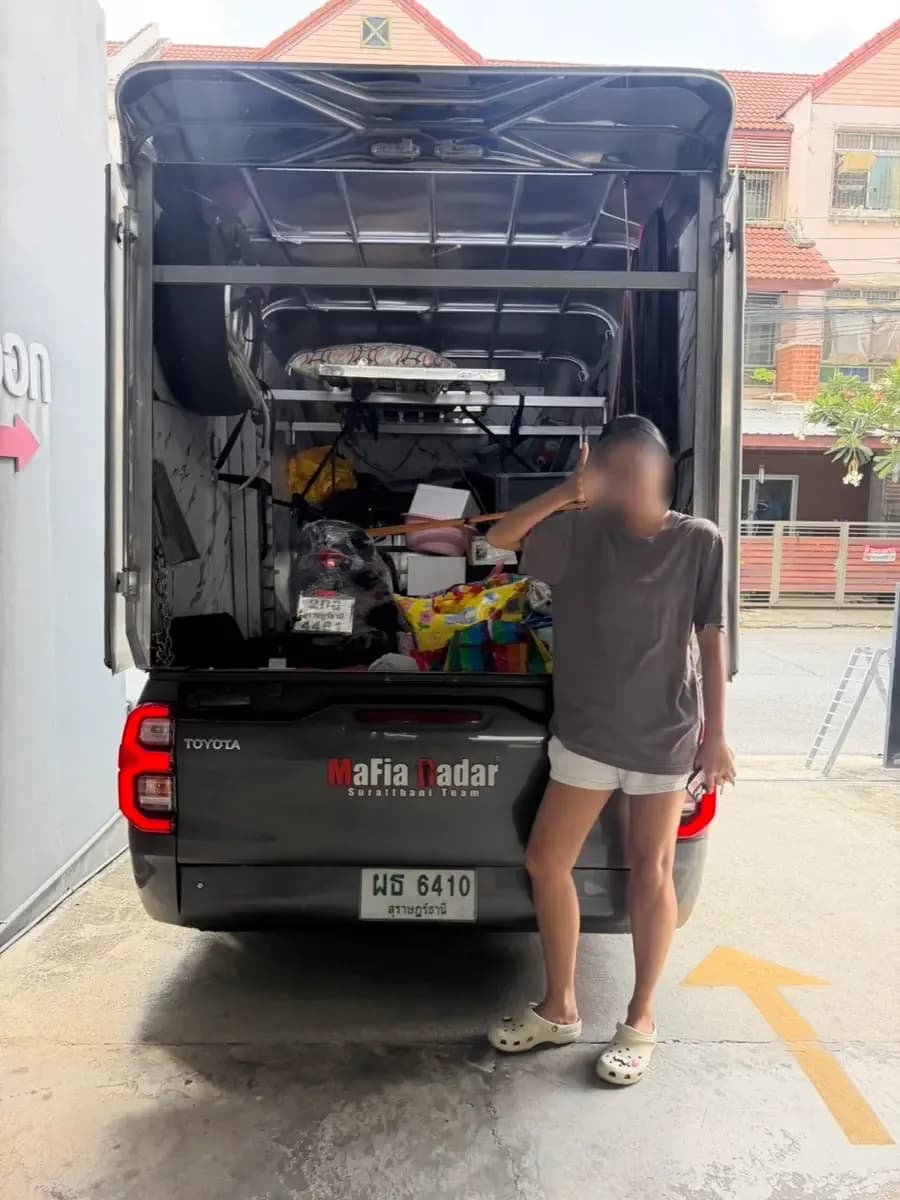 ลูกค้ายืนข้างกระบะตู้ที่จัดของย้ายบ้านเต็มคัน