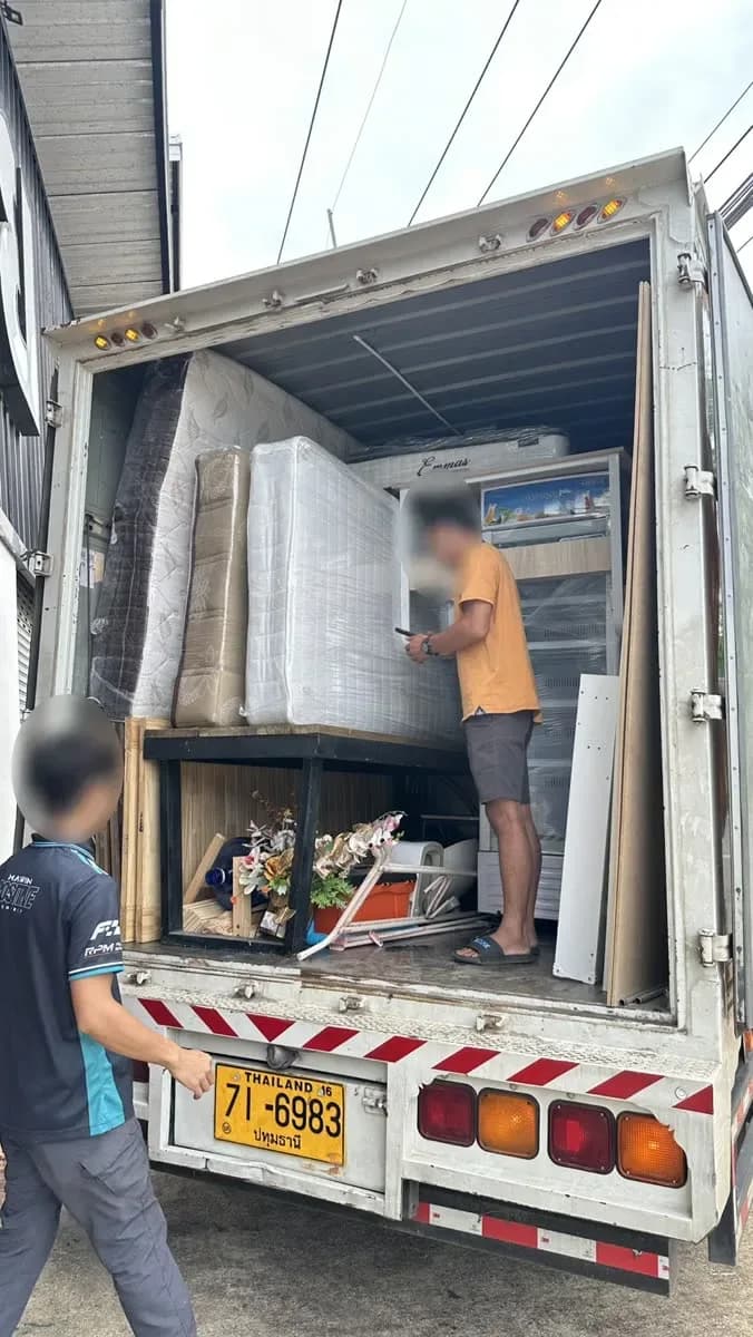 จัดเรียงของย้ายบ้านในตู้ทึบ