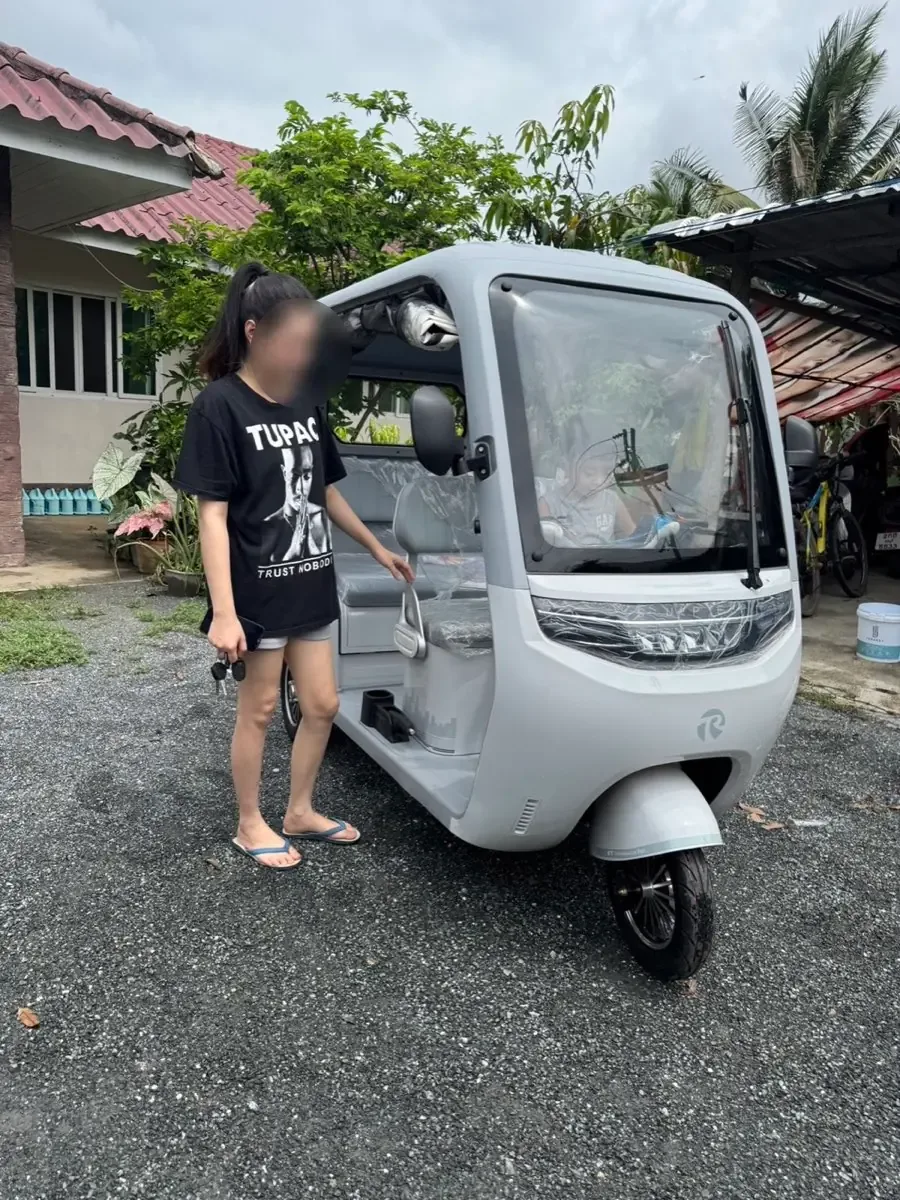 รถสามล้อไฟฟ้าสีขาวมุมด้านข้าง