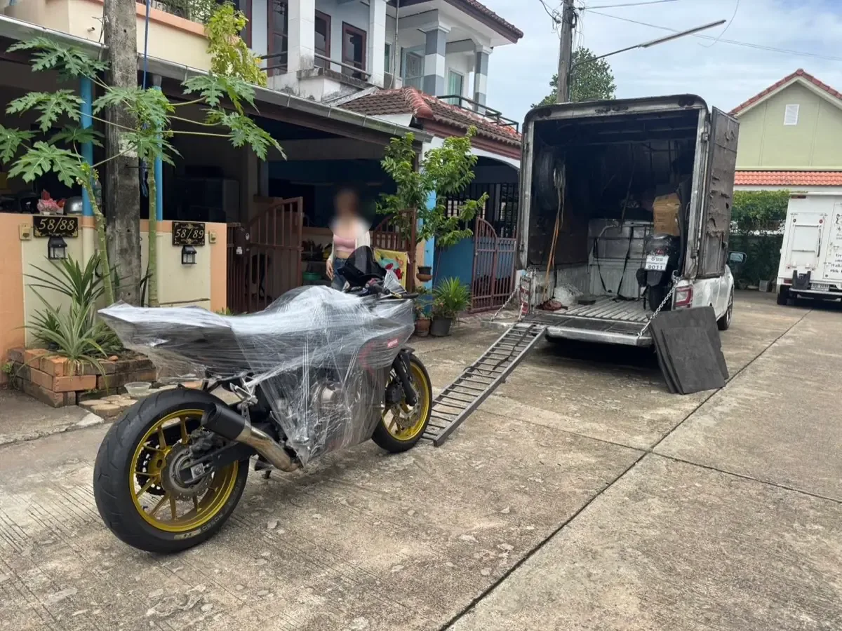 รถสปอร์ตห่อฟิล์มรอขึ้นกระบะตู้ทางทางลาด