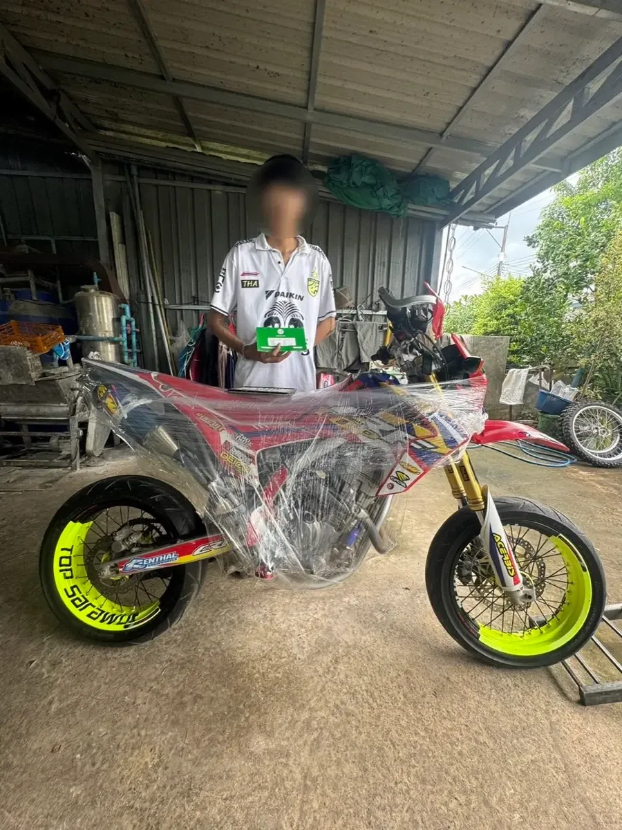 รถซูเปอร์โมโตล้อเหลืองห่อฟิล์ม พร้อมเจ้าของ