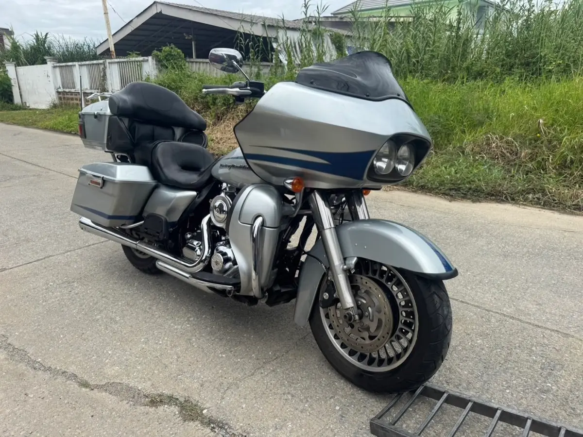 Harley-Davidson ทัวริ่งสีเงินหลังขนลงจากรถ