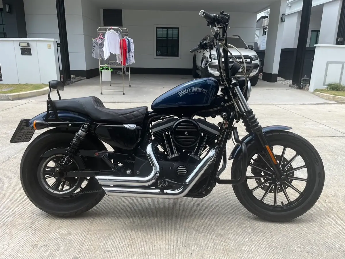 Harley-Davidson สีน้ำเงินเข้มแฮนด์สูง