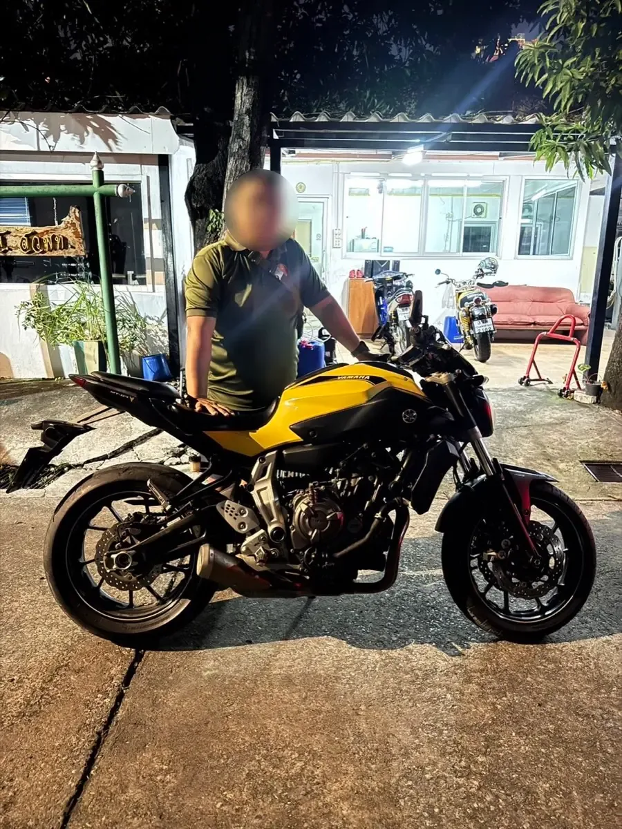 ส่งมอบเน็กเก็ตไบค์สีเหลืองดำให้ลูกค้าตอนกลางคืน
