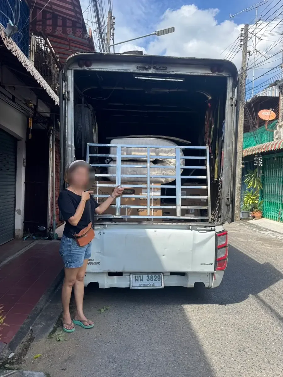 ที่นอนและกล่องของย้ายบ้านบนกระบะตู้