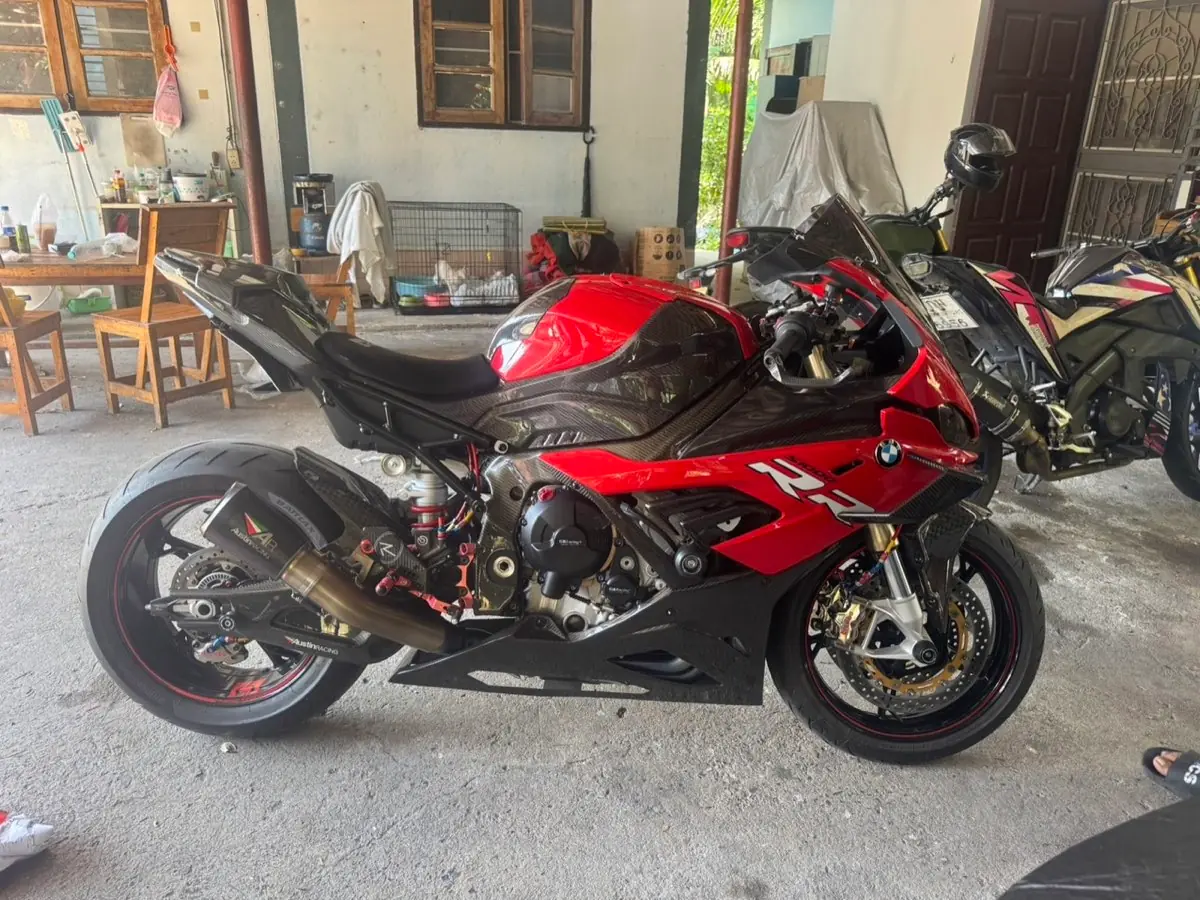 BMW S1000RR สีแดงดำ มุมด้านข้าง