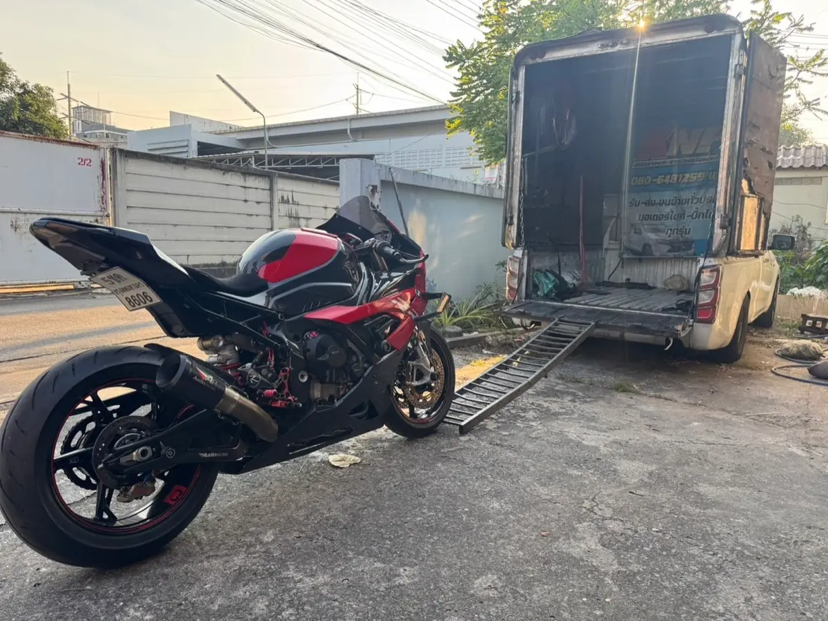 BMW S1000RR สีแดงหน้าทางลาดขึ้นกระบะตู้