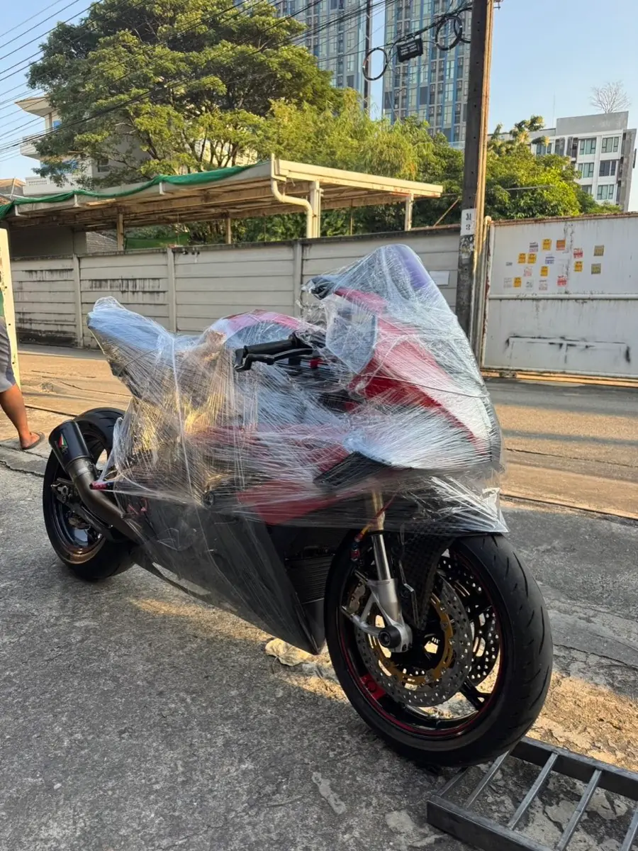 BMW S1000RR ห่อฟิล์ม มุมด้านหน้า