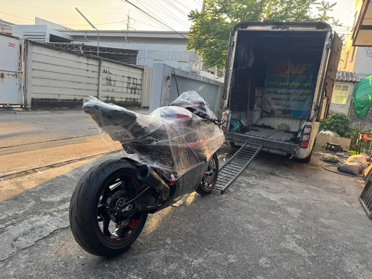 BMW S1000RR ห่อฟิล์มรอขึ้นกระบะตู้ตอนเช้า