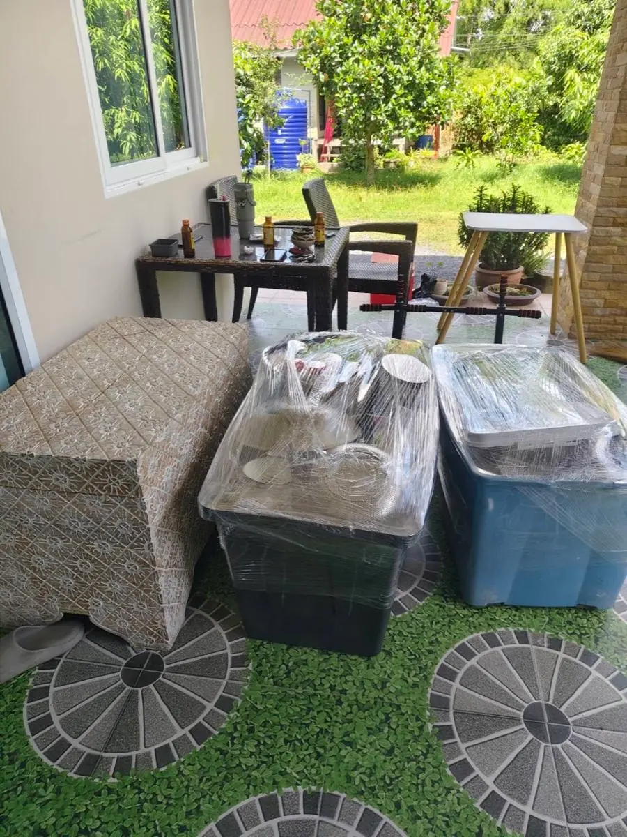 โซฟาและกล่องของห่อพลาสติกส่งถึงบ้านใหม่