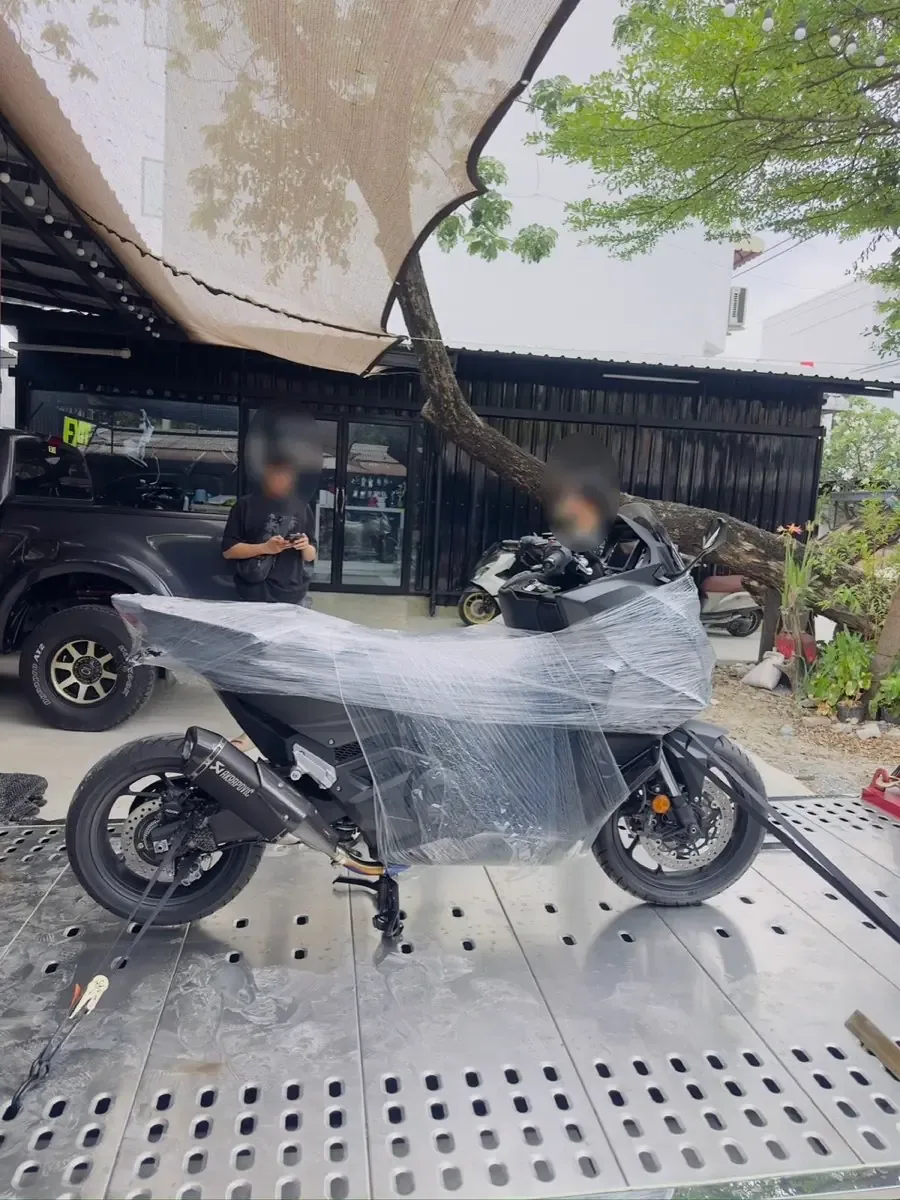 สกู๊ตเตอร์ห่อฟิล์มบนรถสไลด์ มุมด้านข้าง
