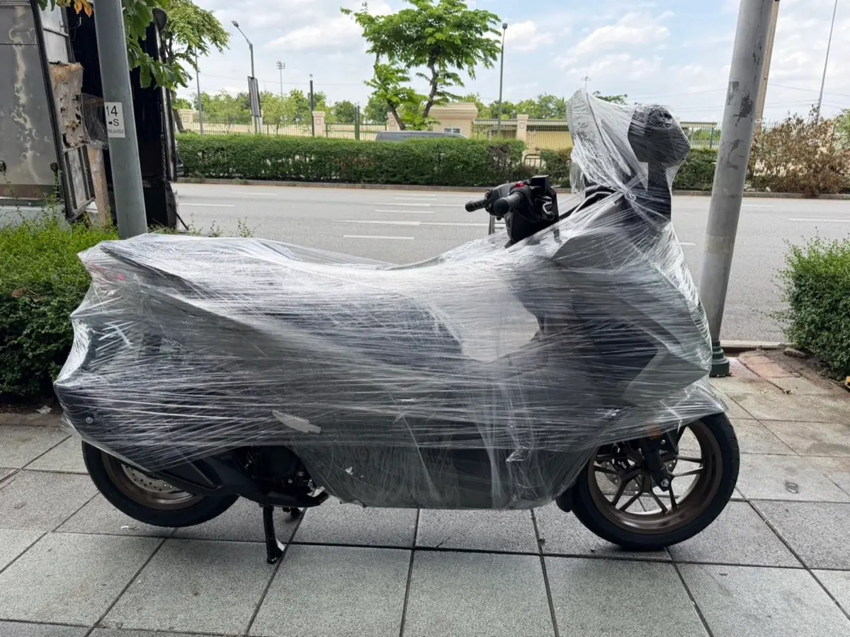 สกู๊ตเตอร์ขนาดใหญ่ห่อฟิล์ม มุมด้านข้าง
