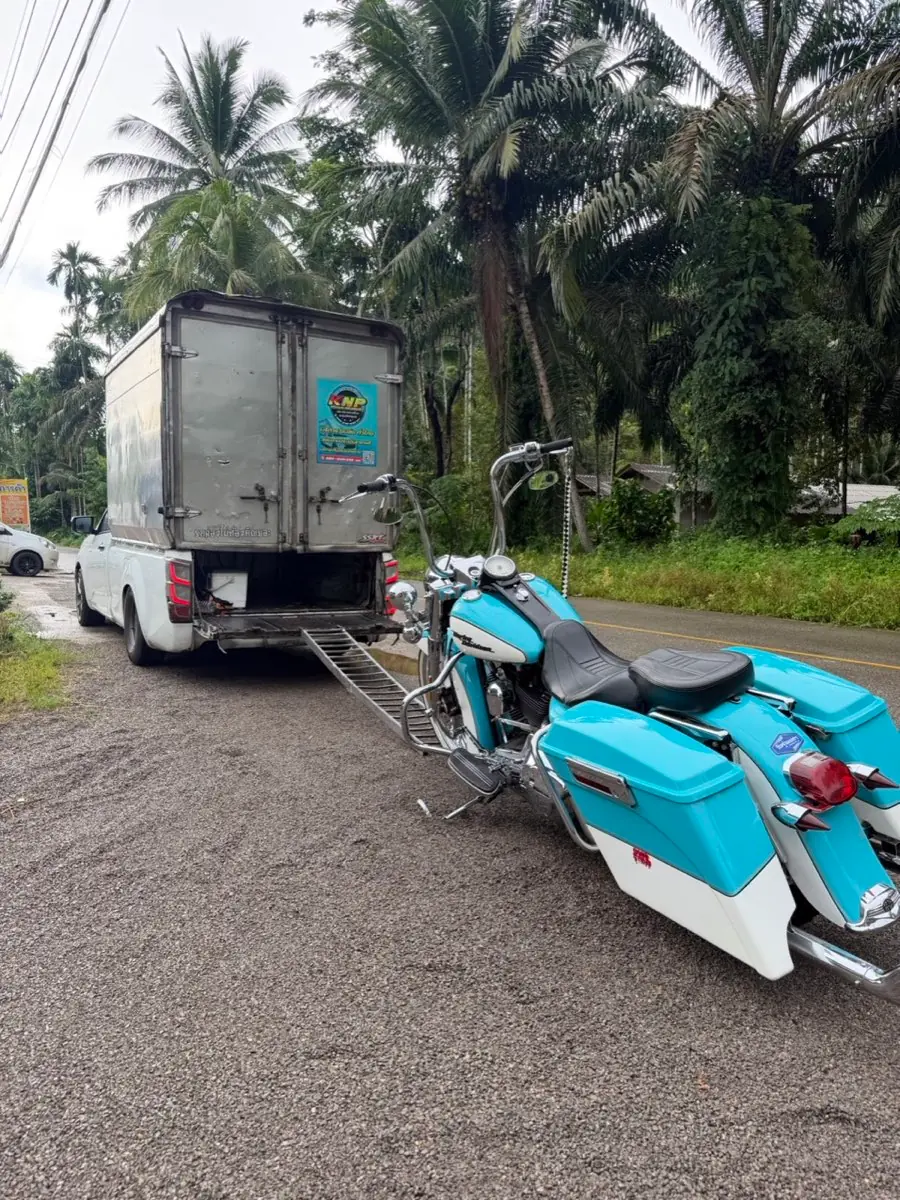 Harley-Davidson สีฟ้าขาวข้างกระบะตู้