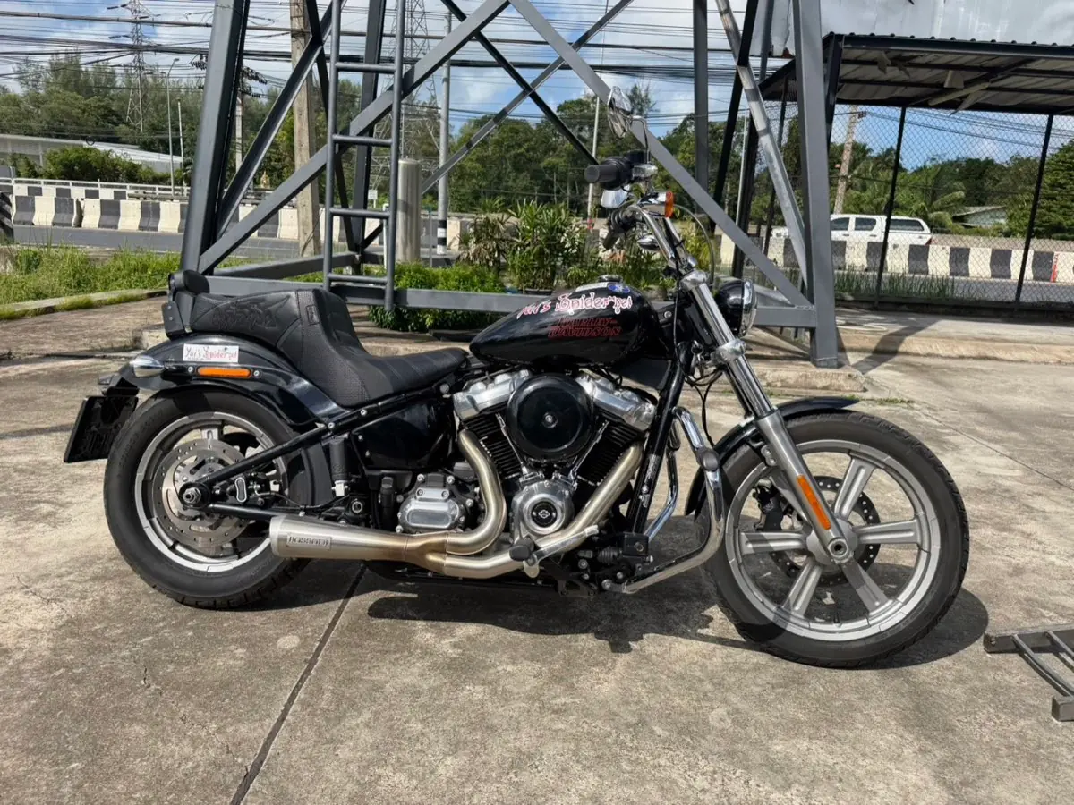 Harley-Davidson สีดำหลังขนส่งถึงปลายทาง