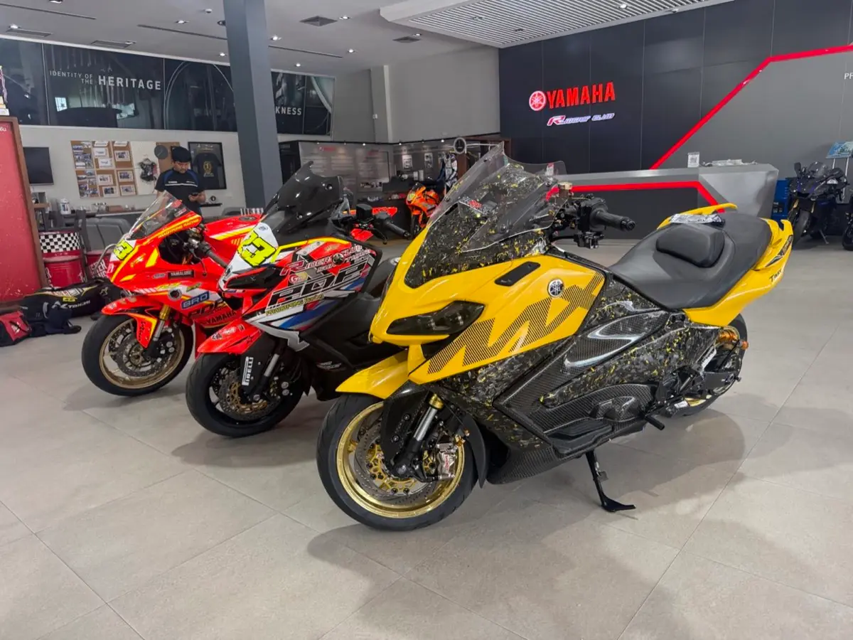 รถสปอร์ตในโชว์รูม Yamaha ก่อนขนส่ง