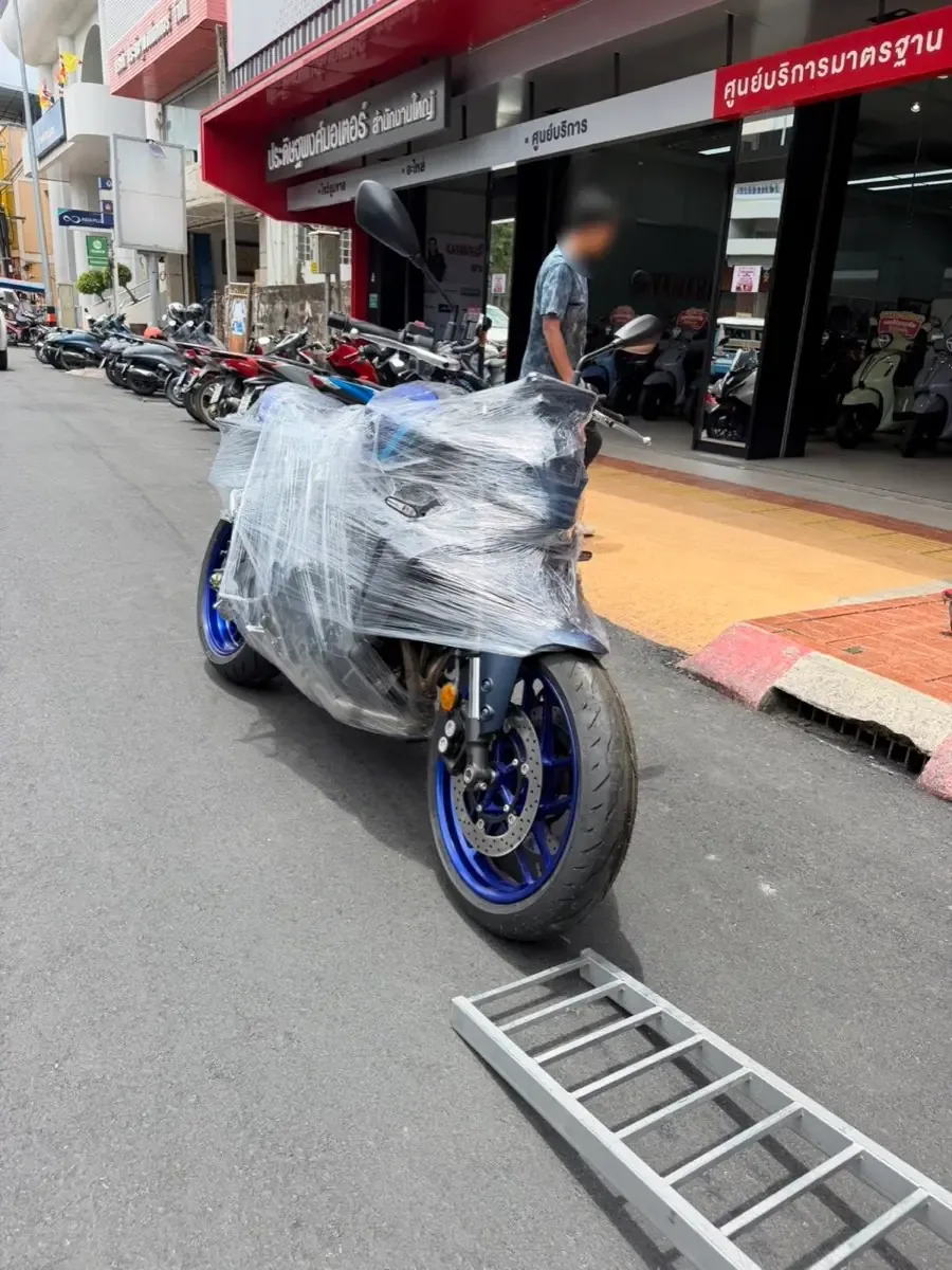 บิ๊กไบค์ล้อน้ำเงินห่อฟิล์ม มุมด้านหน้า
