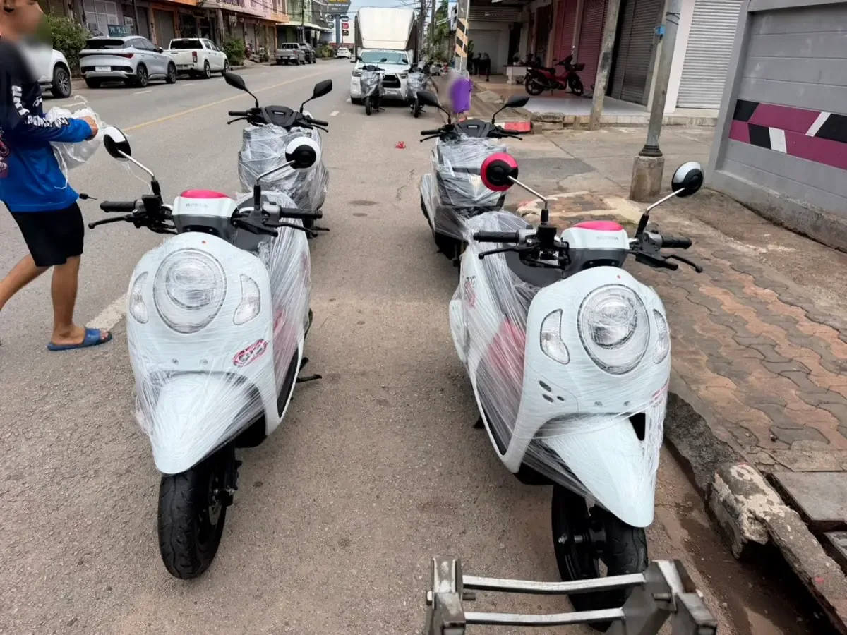 Two white scooters before film-wrapping