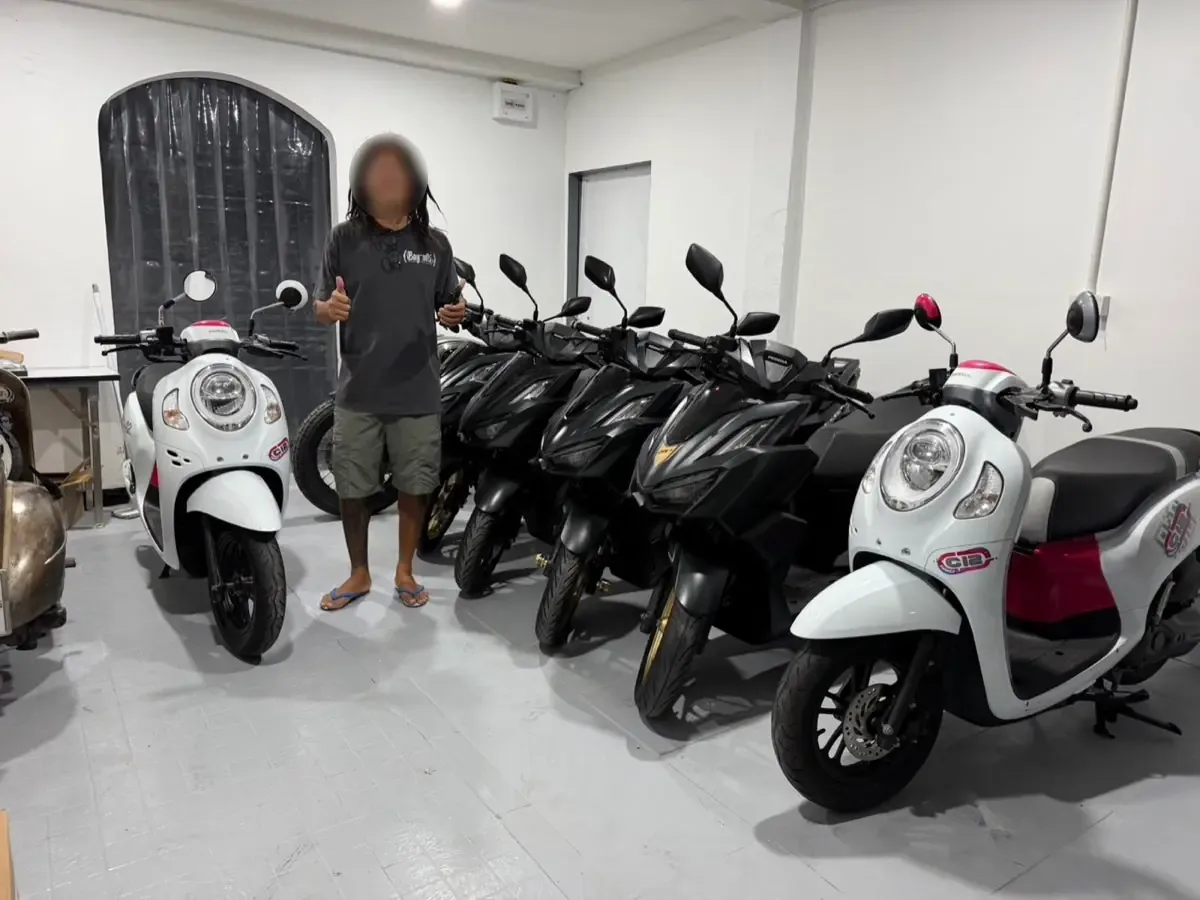 สกู๊ตเตอร์สีดำและสีขาวจัดเรียงในร้านหลังส่งมอบ