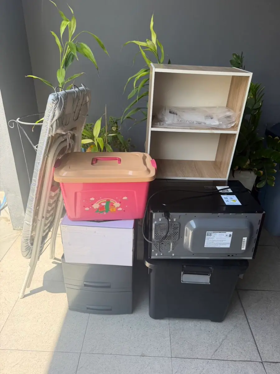 ชั้นวาง กล่อง และไมโครเวฟรอขนย้าย