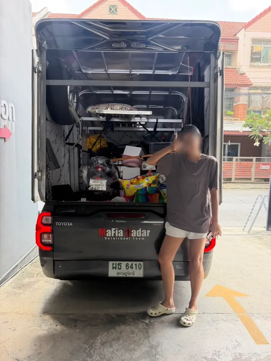 ลูกค้ายืนข้างกระบะตู้ที่จัดของย้ายบ้านเต็มคัน