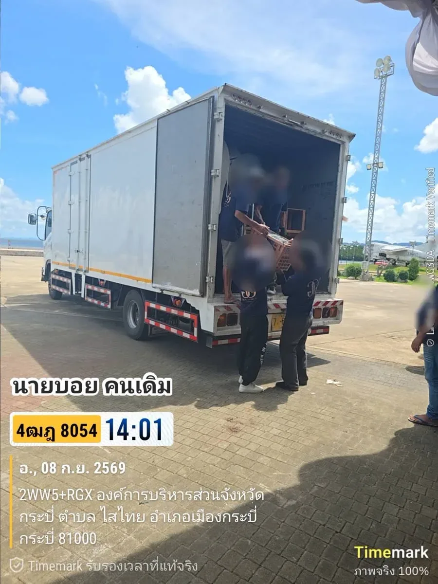 ทีมงานกับรถตู้ทึบระหว่างงานขนย้าย