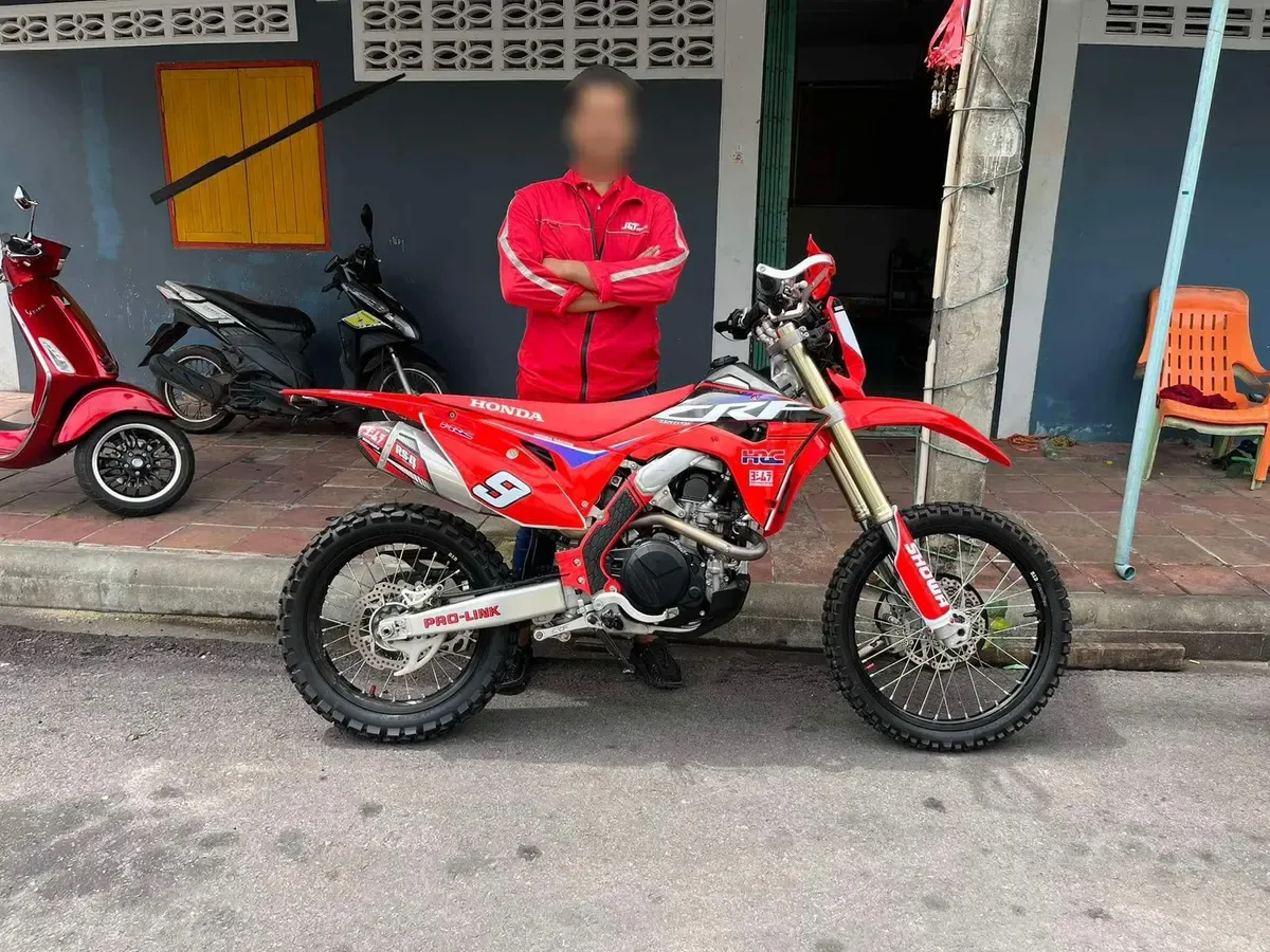 ส่งมอบ Honda CRF สีแดงให้ลูกค้า