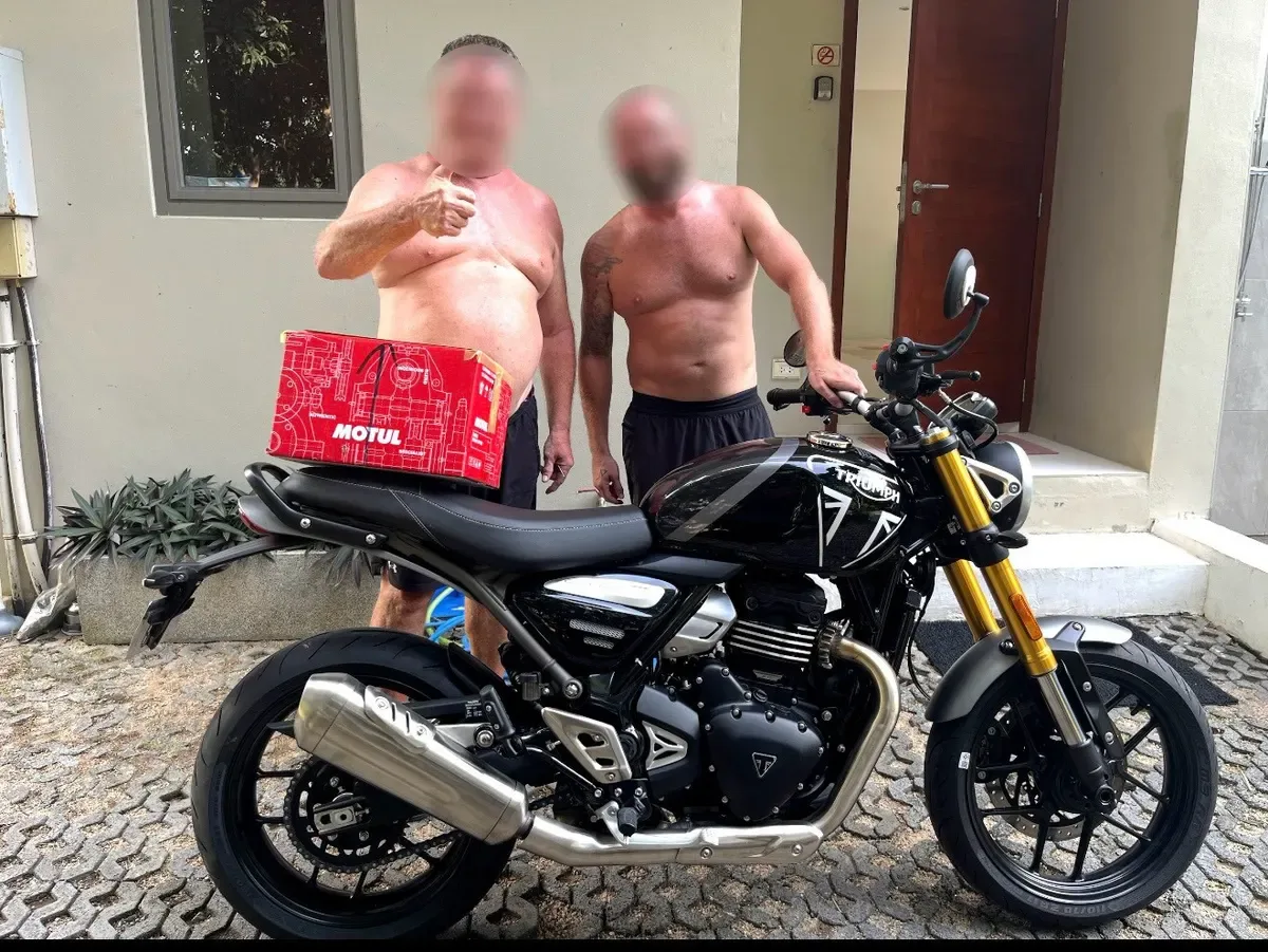 ส่งมอบ Triumph สีดำ ลูกค้ายกนิ้วให้