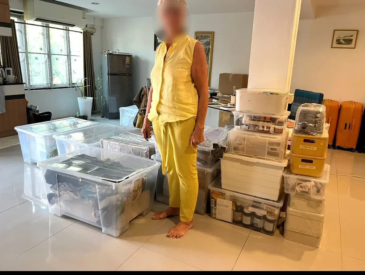 ย้ายบ้าน กล่องและลังของจัดเรียงรอขึ้นรถ